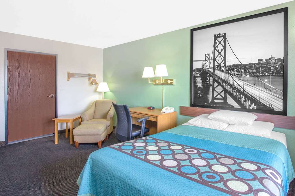 Super 8 by Wyndham Barstow - photo 11