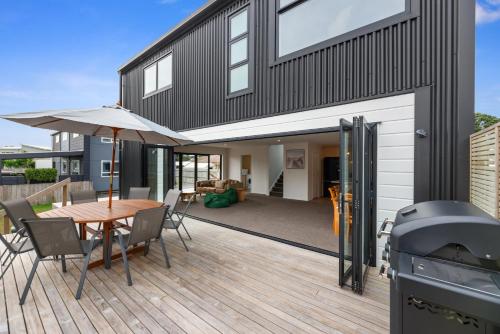 Edinburgh Escape Waihi Beach Holiday Home — 4-Star Luxury Hotel in Waihi Beach, New Zealand