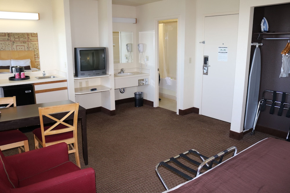 Inlet Tower Hotel & Suites - photo 7