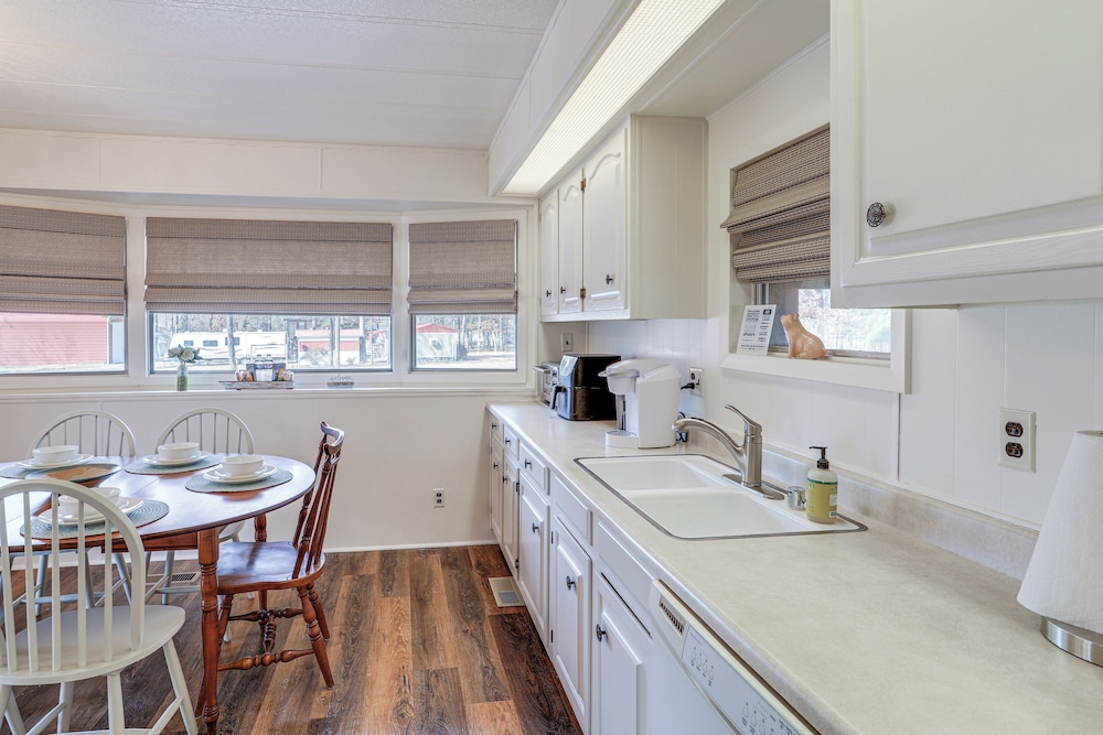 Pet friendly Higden Getaway 1 Mi to Marina — hotel in Fairfield Bay