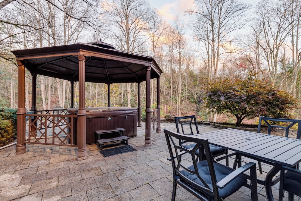 Artful Craftsman Hot Tub Firepit and Pond Gatlinburg National Parks in Gatlinburg, United States
