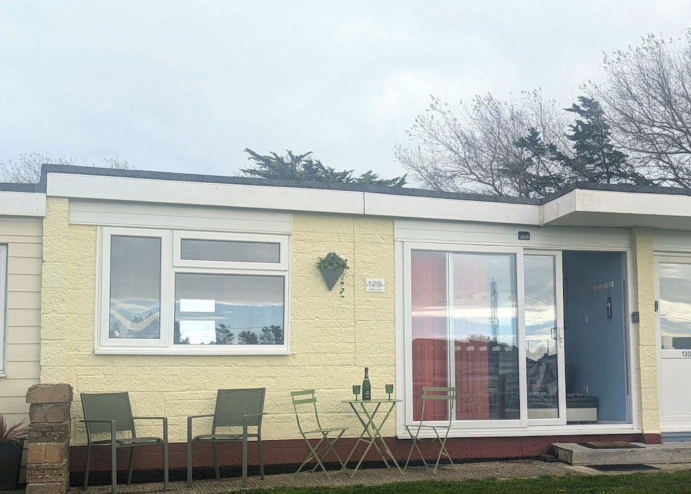Culver View Chalet 129 Sandown Bay Holiday Centre — 4-Star Luxury Hotel in Sandown, United Kingdom
