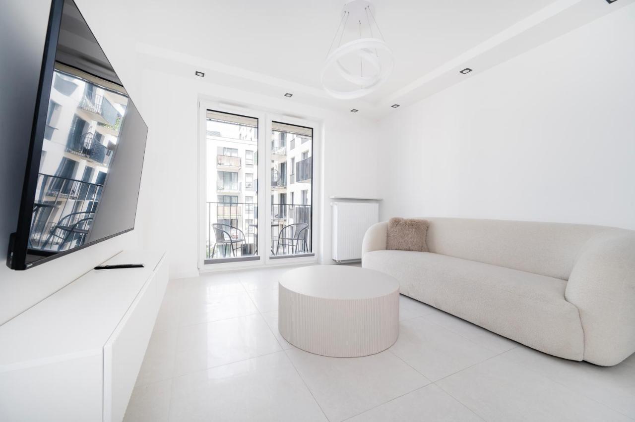 Widzewska Deluxe Apartment by BookingHost — 4-Star Luxury Hotel in Lodz, Poland