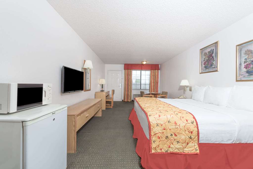 Days Inn by Wyndham Waco Near Downtown University - photo 13