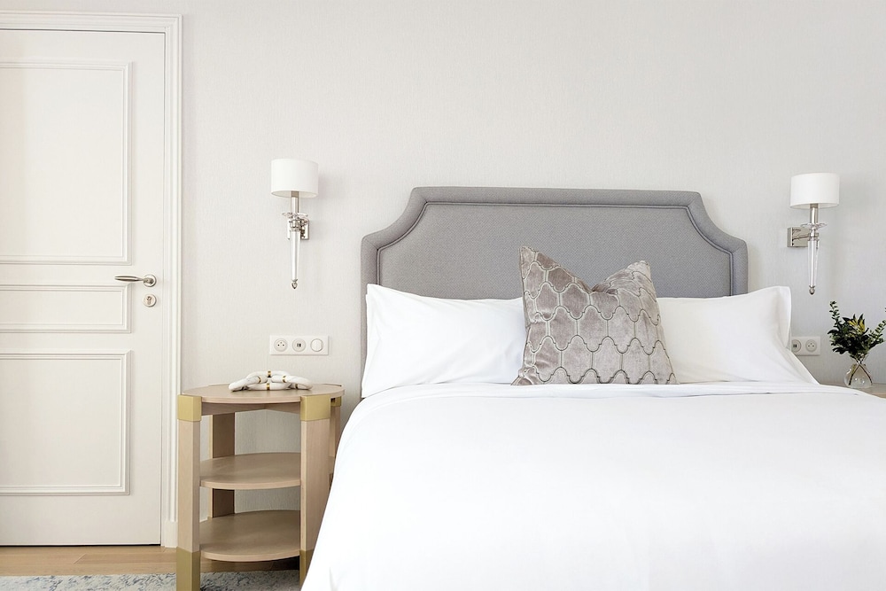 Maison A Deux Mains — Ay — photo 3