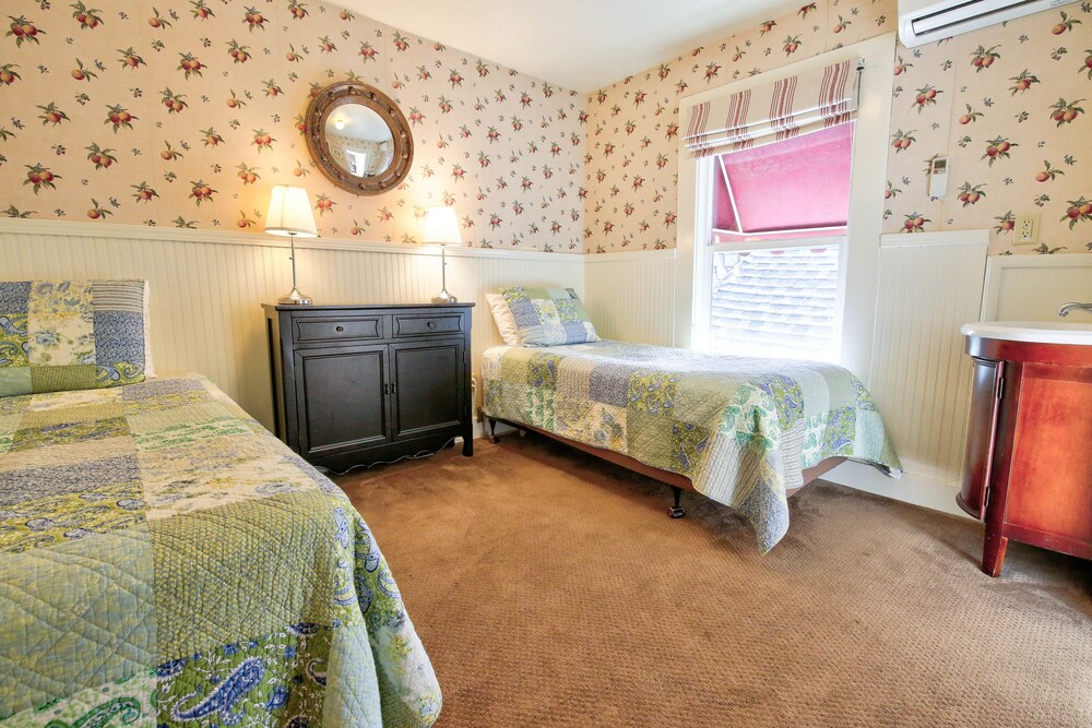Hotel Charlotte - photo 18