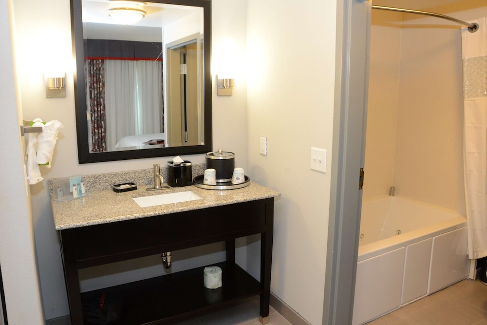 Hampton Inn & Suites Albany At Albany Mall - photo 32