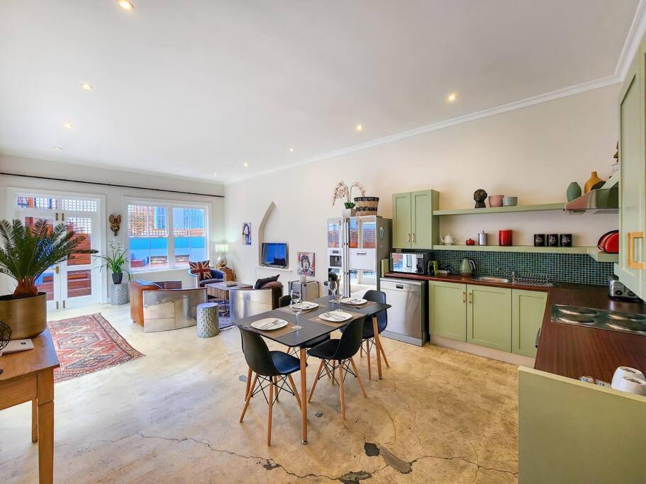 Trendy home in heart of City Heritage Mtn Views