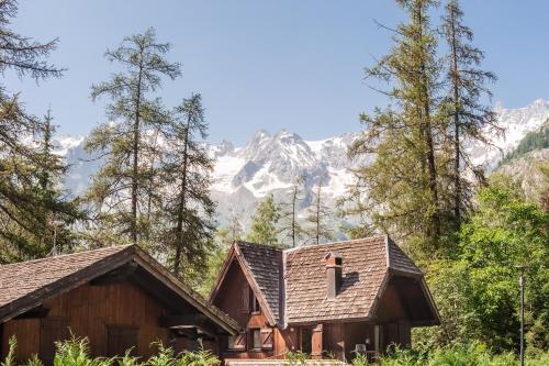 Parcheggio Camino 8pax Chalet Immerso Nella Natura — 4-Star Luxury Hotel in Courmayeur, Italy