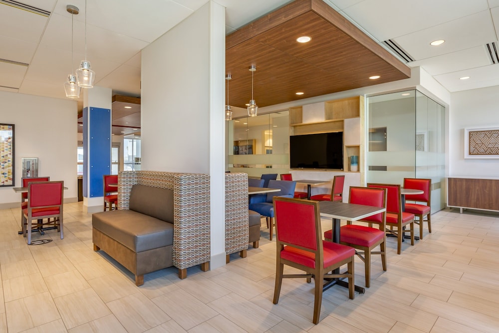 Holiday Inn Express & Suites Phoenix Dwtn State Capitol by IHG - photo 43