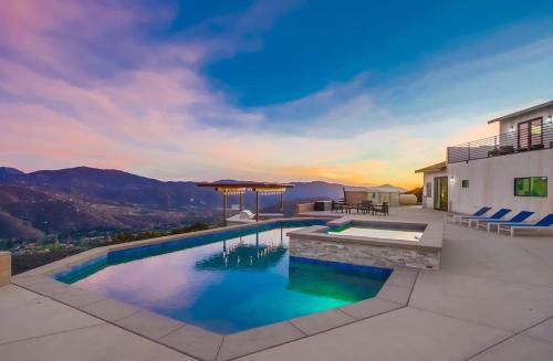 Serene Resort Style Escape Perfect for Families - carbon neutral hotel in El Cajon