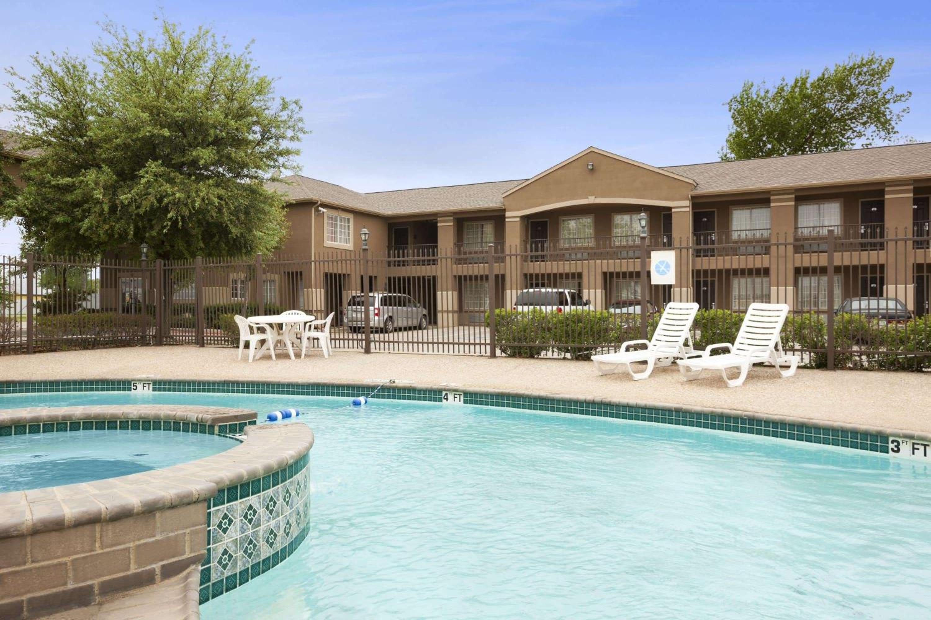 Howard Johnson by Wyndham Grand Prairie Near Lone Star Park - photo 11