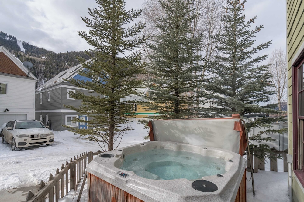 Bachman Village 14 by Avantstay Close To Town & The Slopes w Hot Tub Permit#12038 - photo 2