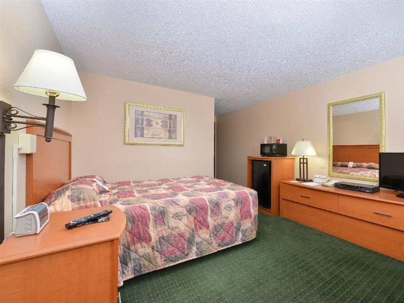 Super 8 by Wyndham Casper West by the River - carbon neutral hotel in Casper