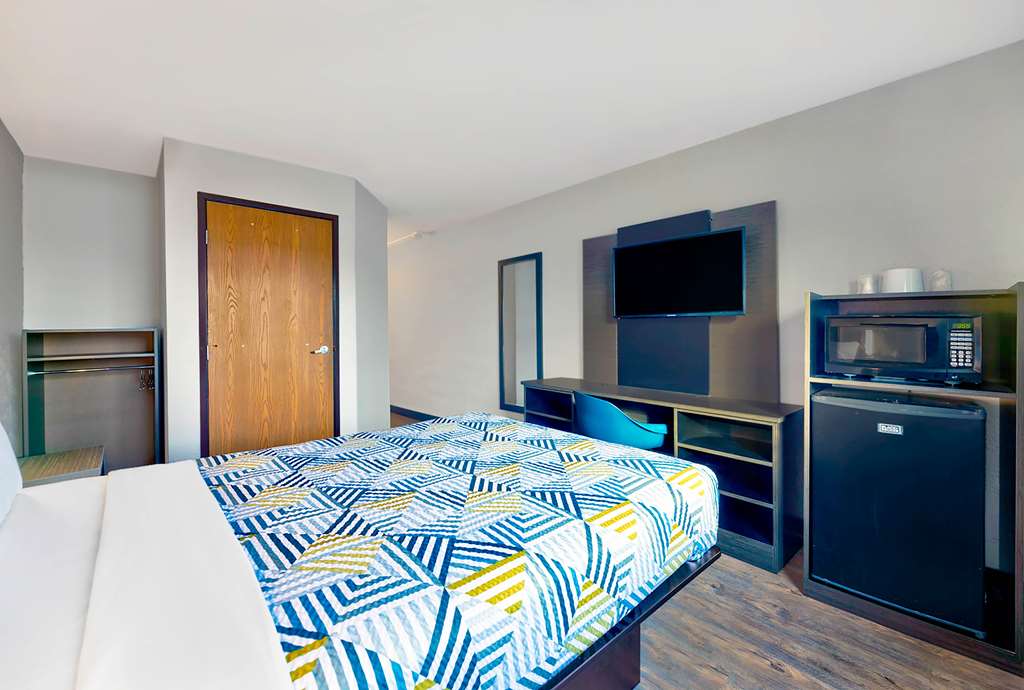 Motel 6 Cedar Rapids IA Airport - photo 17