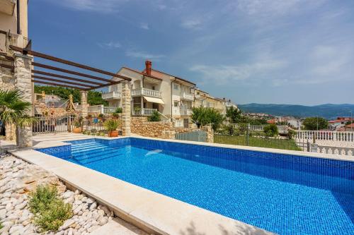Modernes Apartment nur 300 Meter zum Strand mit Meerblick Pool Grill hundefreundlich — 4-Star Luxury Hotel in Novi Vinodolski, Croatia