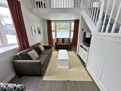 Four Season Family Retreat with Pool Access in Collingwood, Canada