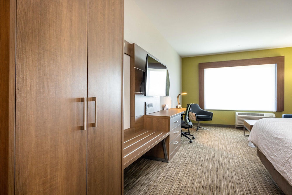 Holiday Inn Express & Suites San Jose Silicon Valley - photo 34