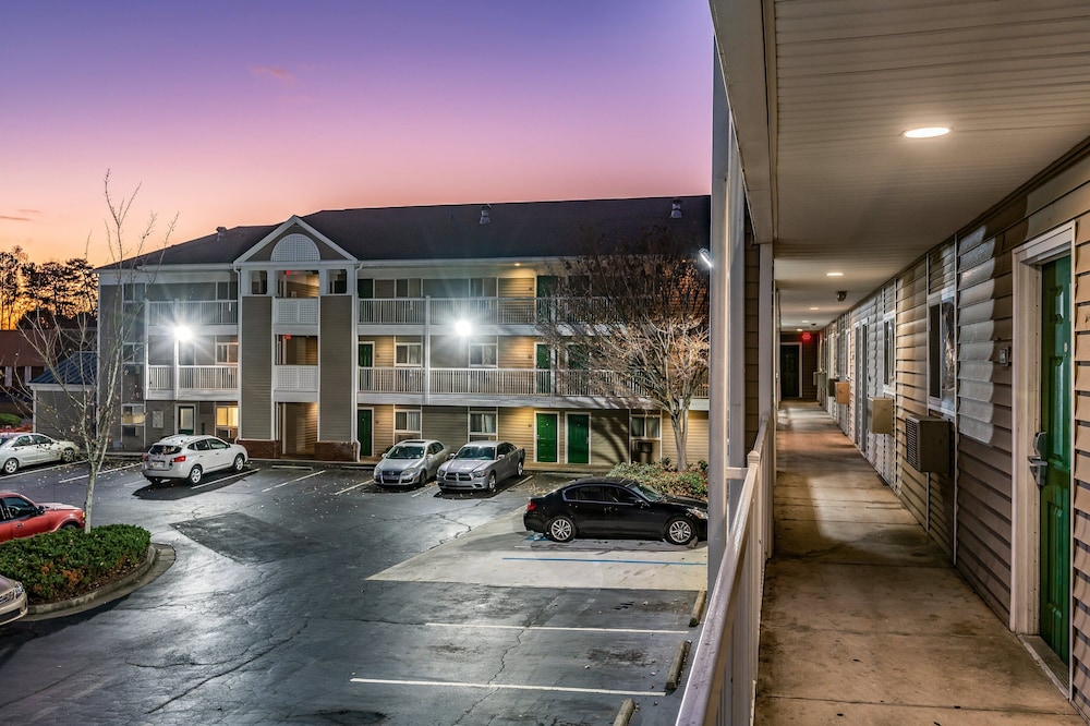 HomeTowne Studios by Red Roof Atlanta Chamblee - photo 19