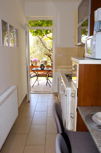 Apartment with terrace garden and free parking — Krk — photo 4