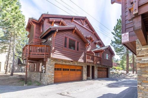 Luxury Townhome Walk to the Village Wifi Private Spa & Garage in Mammoth Lakes, United States
