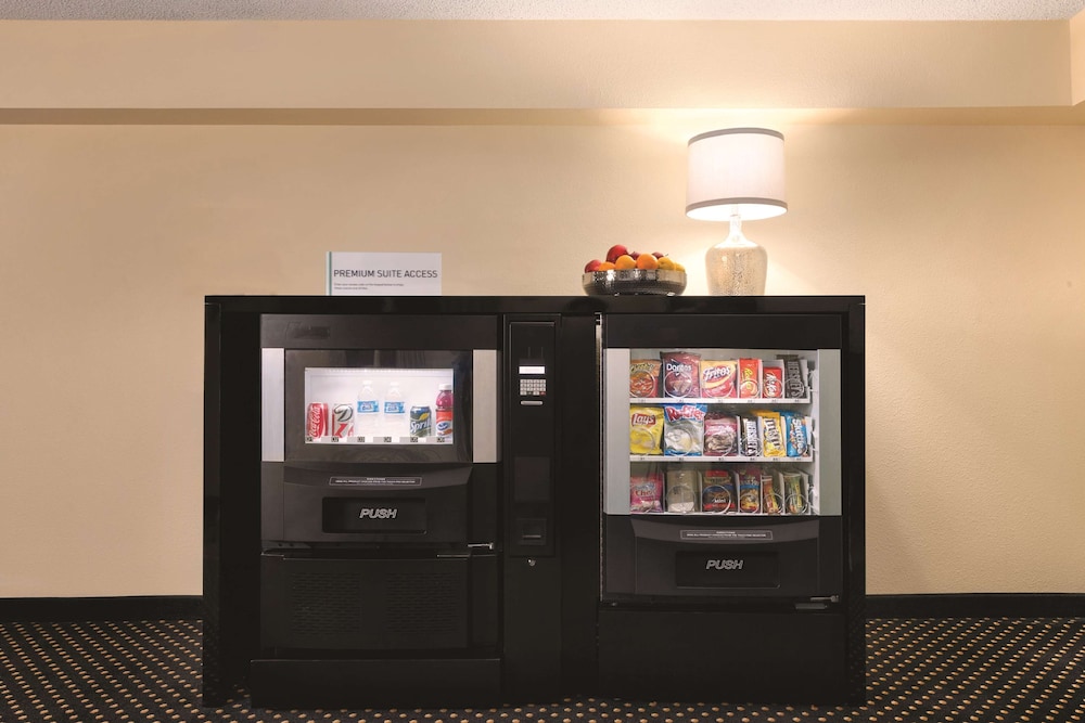 Embassy Suites by Hilton Chicago Naperville - photo 9
