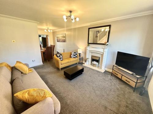 3 Bed Home for Contractors & Relocators with Parking Garden & WiFi 30 mins to Alton Towers in Stoke-On-Trent, United Kingdom