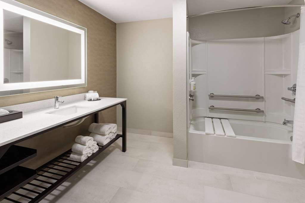 La Quinta Inn & Suites by Wyndham Memphis I 240 - photo 19