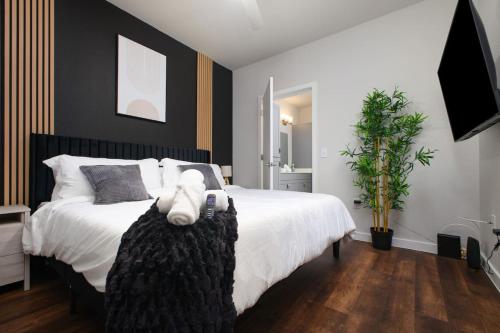 Elegant 2BR w Parking Near Riverwalk & Conv Ctr — 4-Star Luxury Hotel in San Antonio, United States