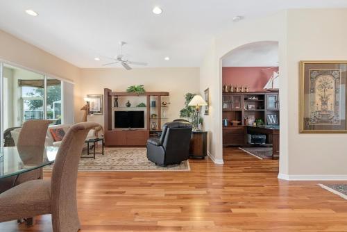 Tranquil 2BR lakefront home in Palmer Ranch — 4-Star Luxury Hotel in Sarasota, United States