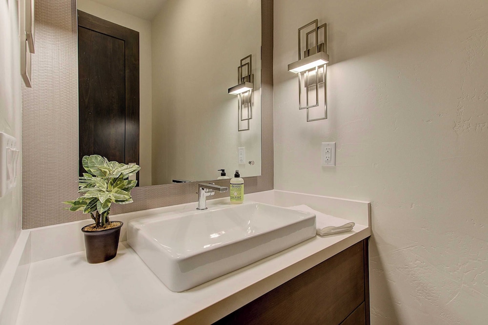 Juniper Landing 3 Bedroom by Avantstay Condo in Park City Mountain Resort w Pool Hot Tub & Gym - photo 12