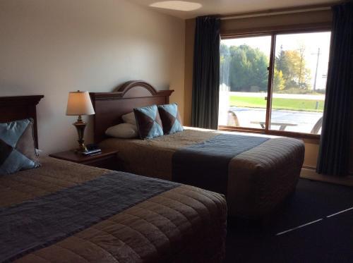 Scenic Shore Inn - photo 23