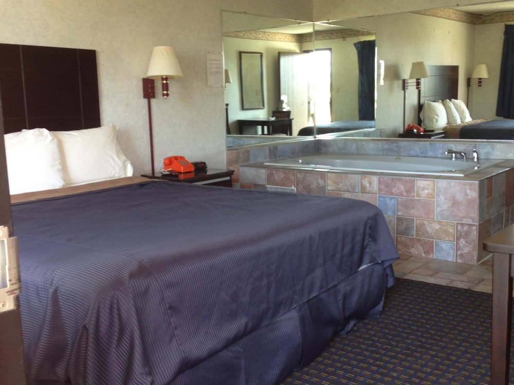 Del Amo Inn - photo 12