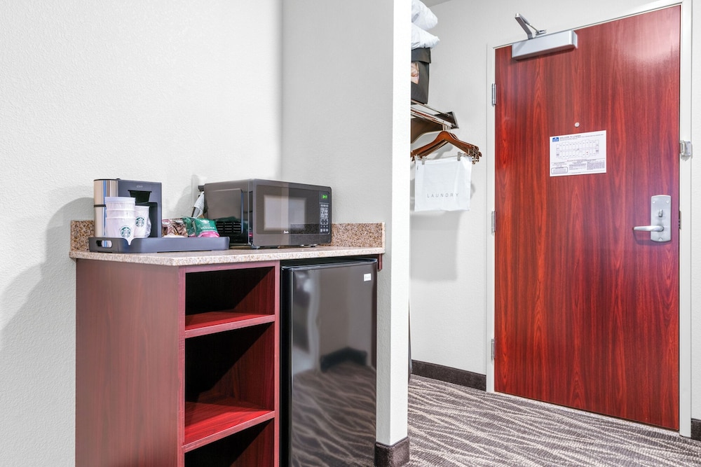 Cobblestone Hotel & Suites Lynden - photo 45