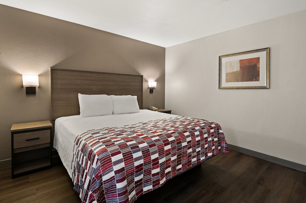 Red Roof Inn & Suites Irving DFW Airport South - photo 20
