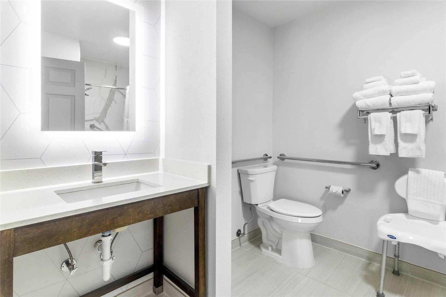 Comfort Suites Mount Vernon - photo 21