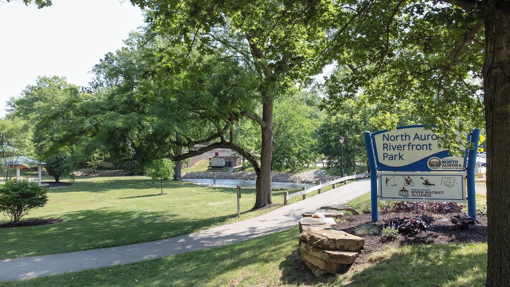 HomeTowne Studios by Red Roof & Conference Center Chicago N Aurora Naperville - photo 21