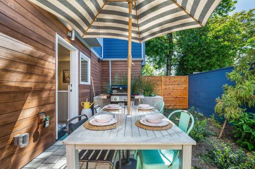 Rooftop Patio with Waterview Private Garden & Grill 3BR 3BA Modern Cityscape - photo 31
