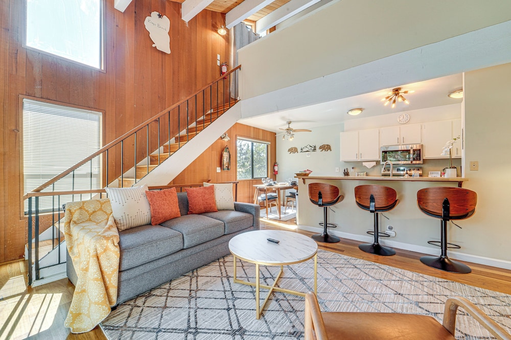 5 Mi to Northstar Skiing Bear Den Home with Decks — 4-Star Luxury Hotel in Kings Beach, United States