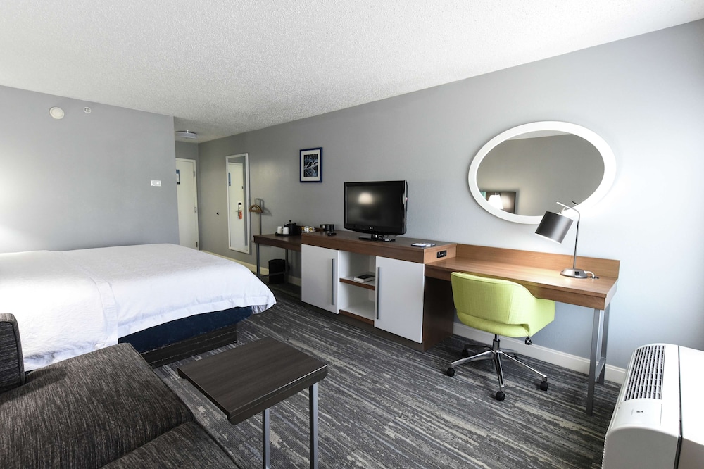 Hampton Inn Youngstown North - photo 12