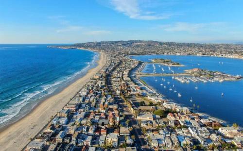 Grand Desire Vibrant Luxury Beachside treat in San Diego, United States