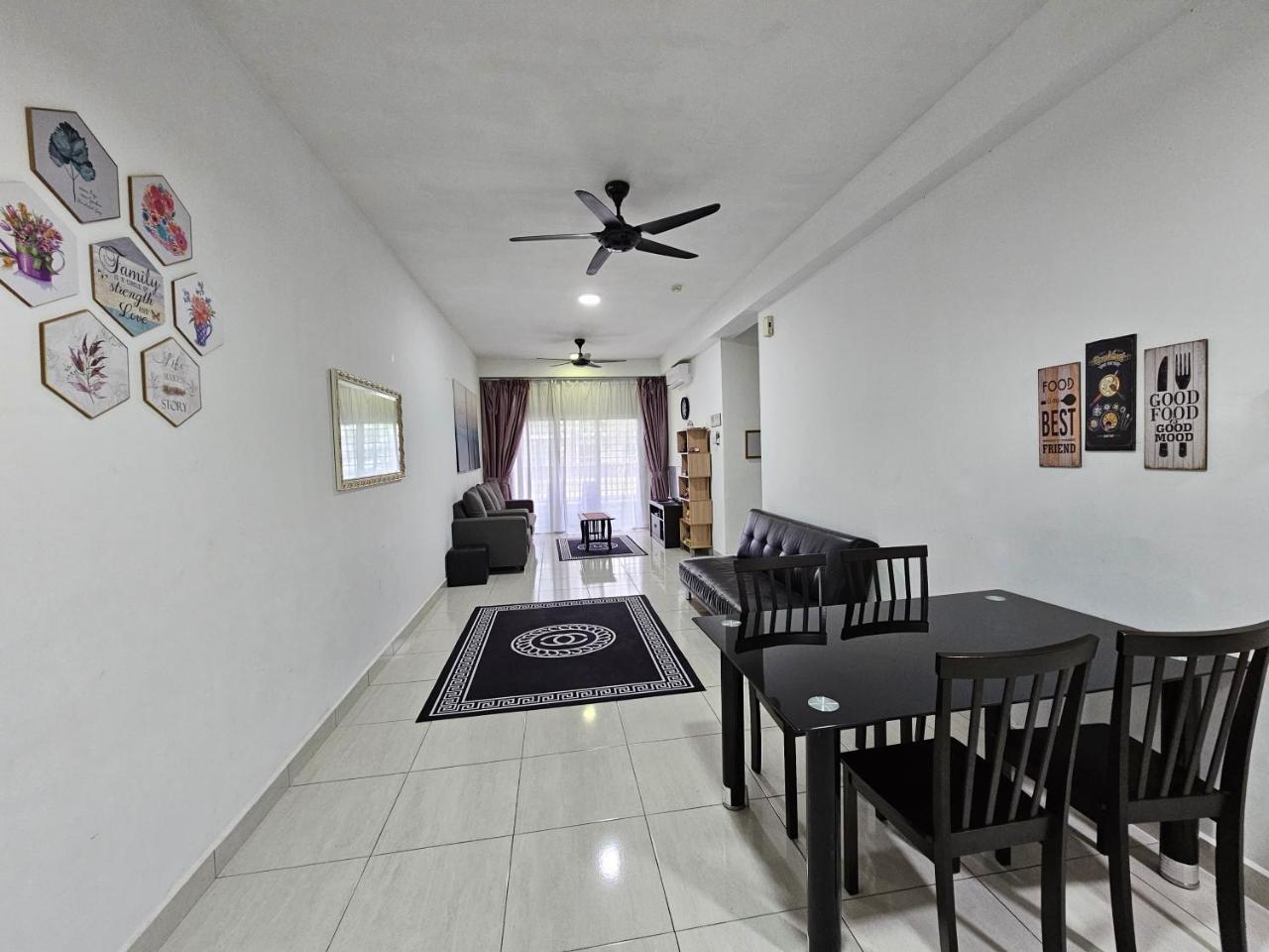 BSP21 Family Homestay — 5-Star Luxury Hotel in Jenjarum, Malaysia