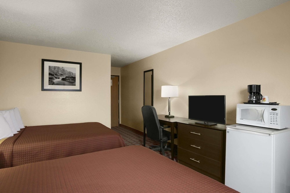 Super 8 by Wyndham Saginaw - photo 23