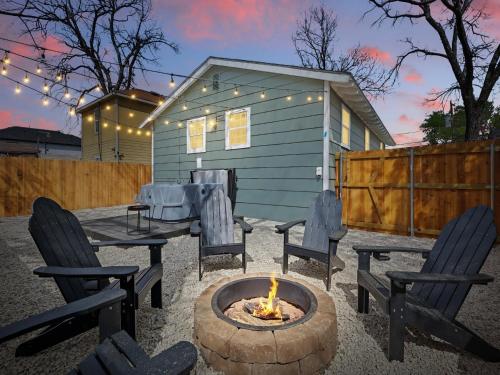 Charming Historic 3B Heart of Dallas Sleeps 12 in Dallas, United States