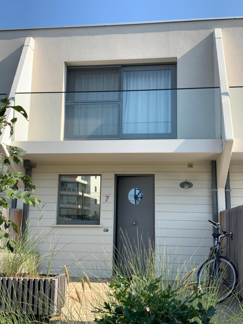 Rustig gelegen vakantiehuisje met zwembad op wandelafstand van zeedijk en jachthaven. in Nieuwpoort, Belgium