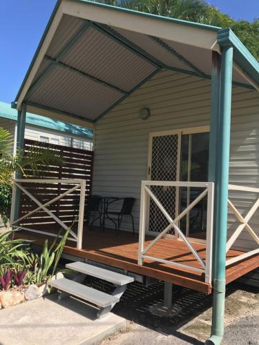 Kingfisher Caravan Park — hotel in Tin Can Bay
