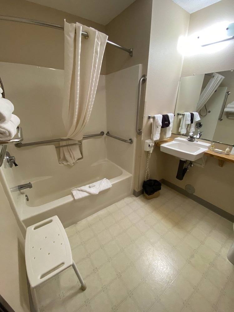 Boarders Inn & Suites by Cobblestone Hotels Broken Bow - photo 17