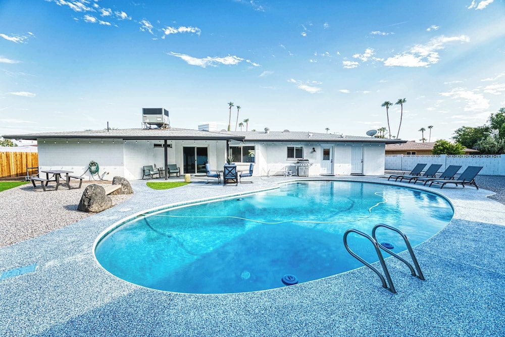 3BR Sleeps 8 Pool Putting Green BQQ Large Island — 4-Star Luxury Hotel in Scottsdale, United States