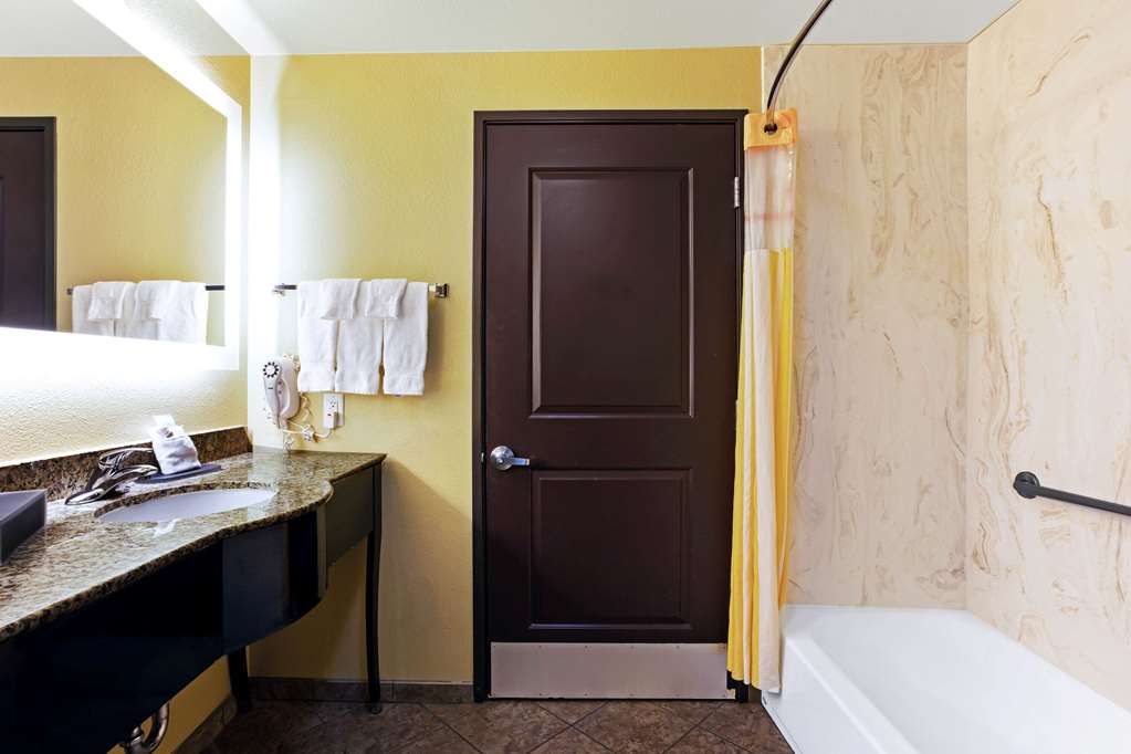 La Quinta Inn & Suites by Wyndham Denver Gateway Park - photo 29