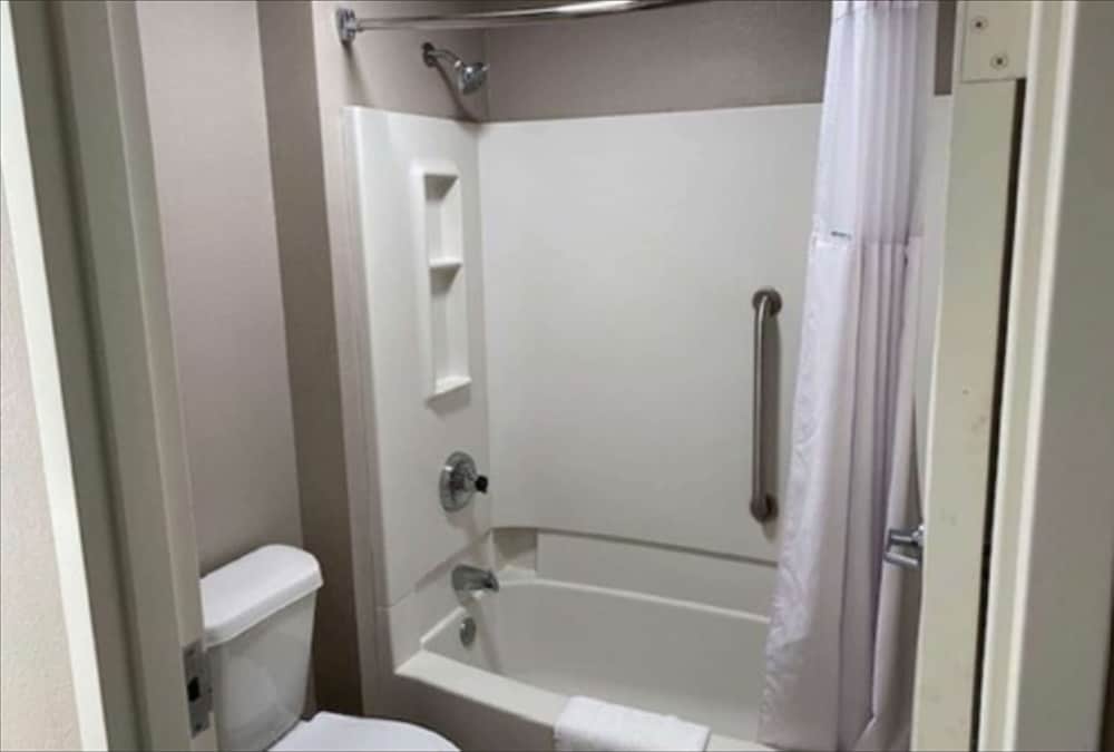 Baymont by Wyndham Topeka - photo 8